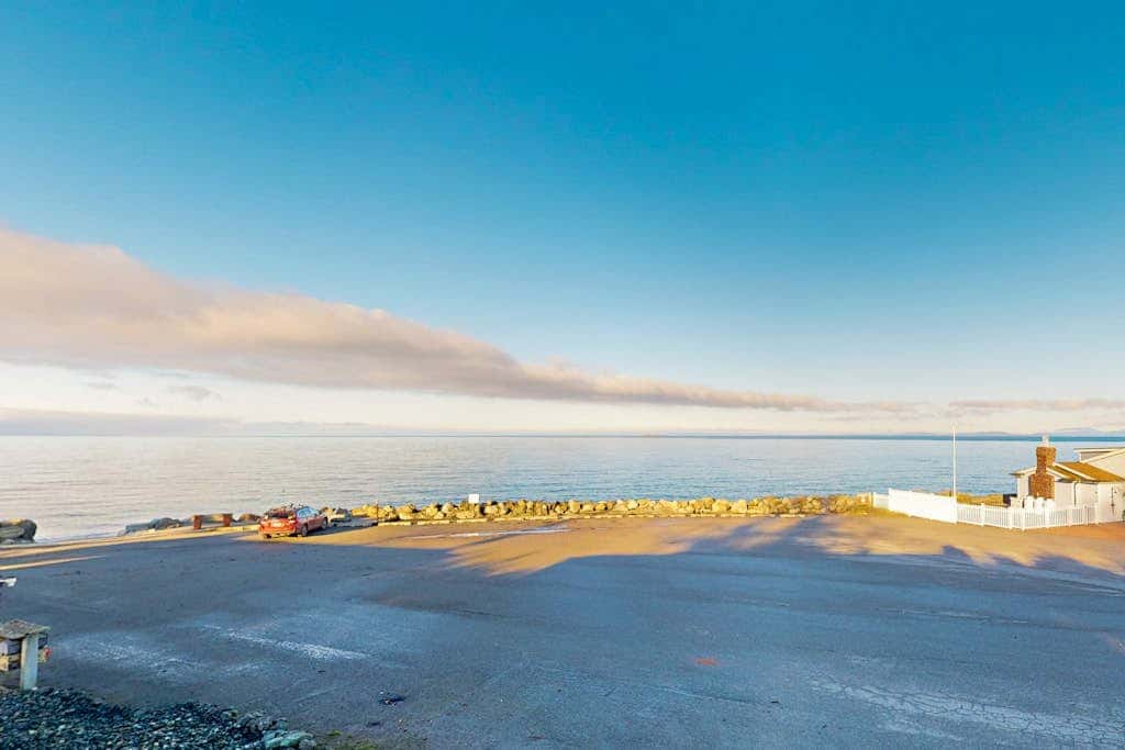 Stunning Waterfront Condo in Oak Harbor with Beach Views and Fire Pit