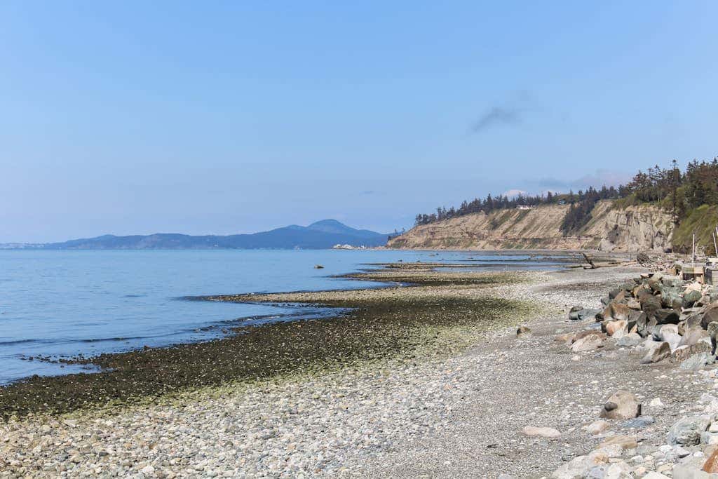 Stunning Waterfront Condo in Oak Harbor with Beach Views and Fire Pit