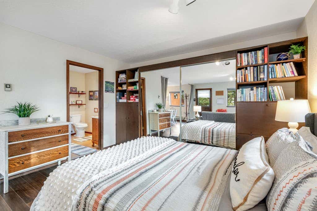 Secluded Dog Friendly Studio with Hot Tub and Beach Access in Coupeville