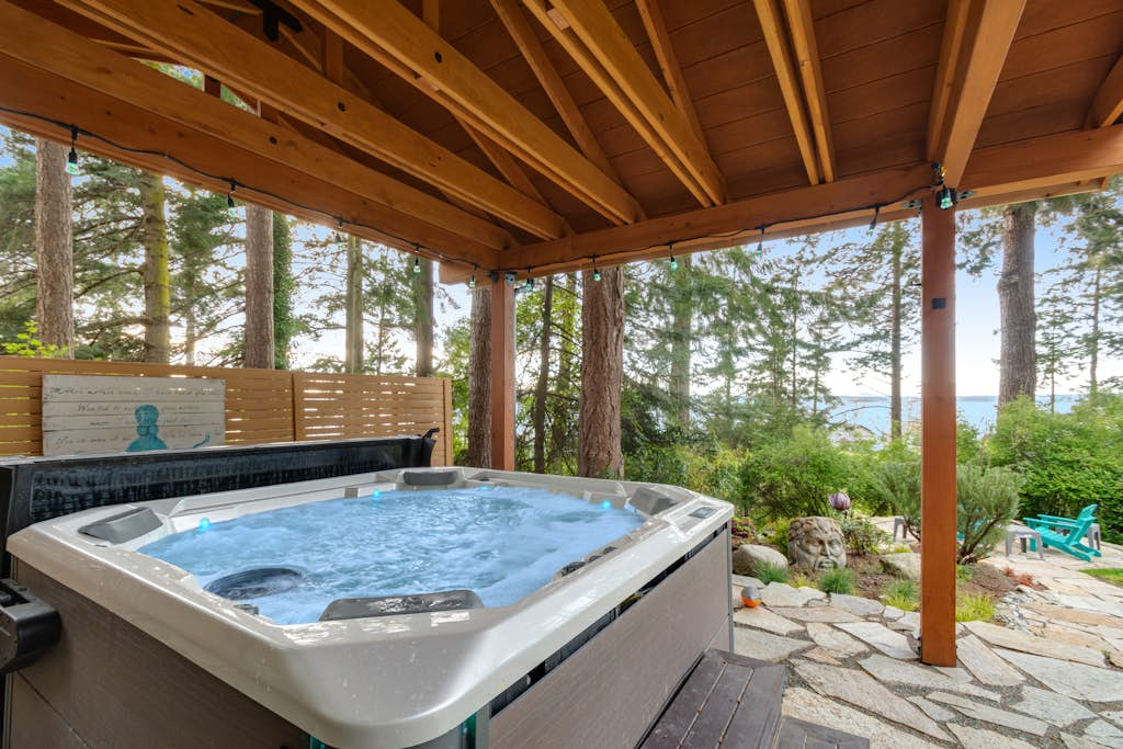 Secluded Dog Friendly Studio with Hot Tub and Beach Access in Coupeville