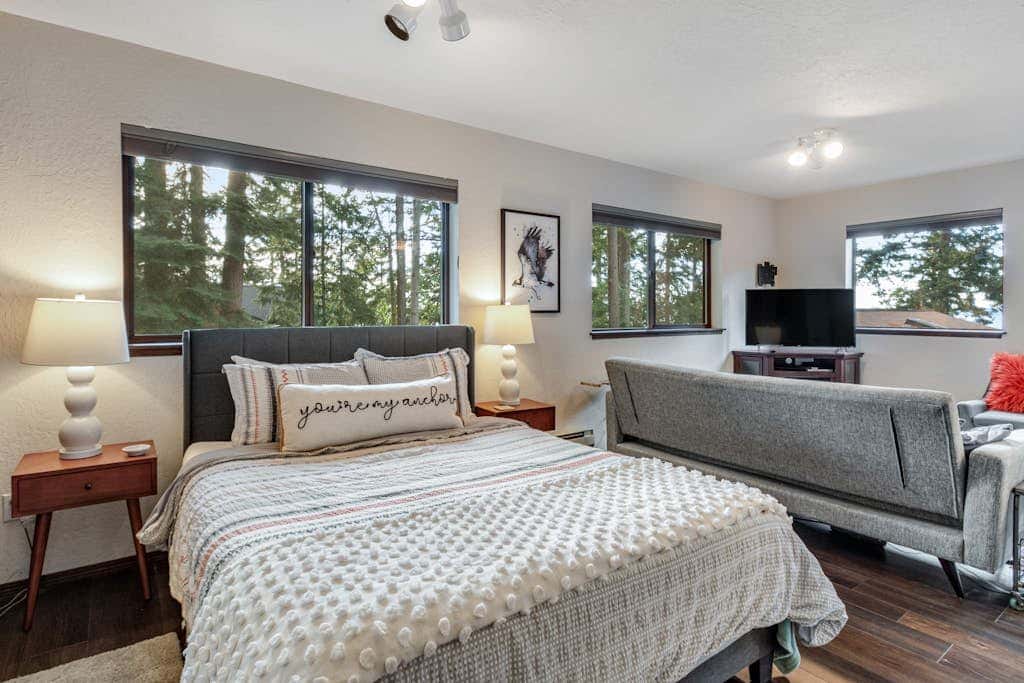 Secluded Dog Friendly Studio with Hot Tub and Beach Access in Coupeville