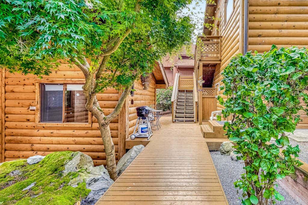 Secluded Dog Friendly Studio with Hot Tub and Beach Access in Coupeville