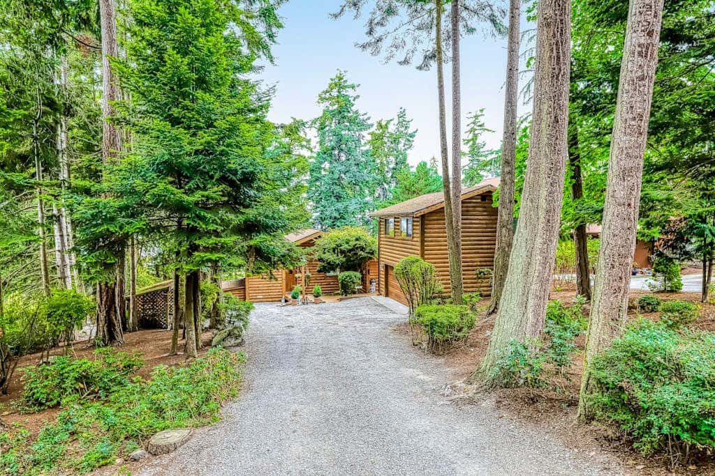 Secluded Dog Friendly Studio with Hot Tub and Beach Access in Coupeville
