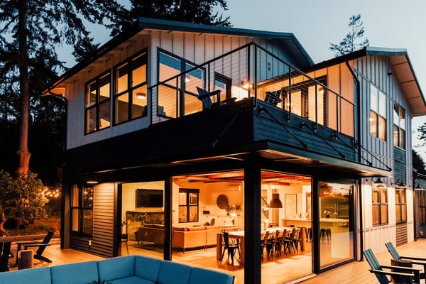 Luxurious waterfront home with water views, full kitchen, & WiFi