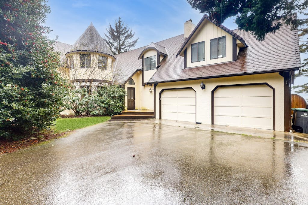 Luxury Oceanfront 5BR Home in Oak Harbor