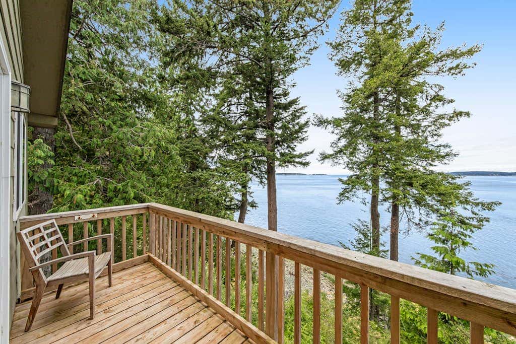 Waterfront Cabin with Hot Tub and Mountain Views in Eastsound