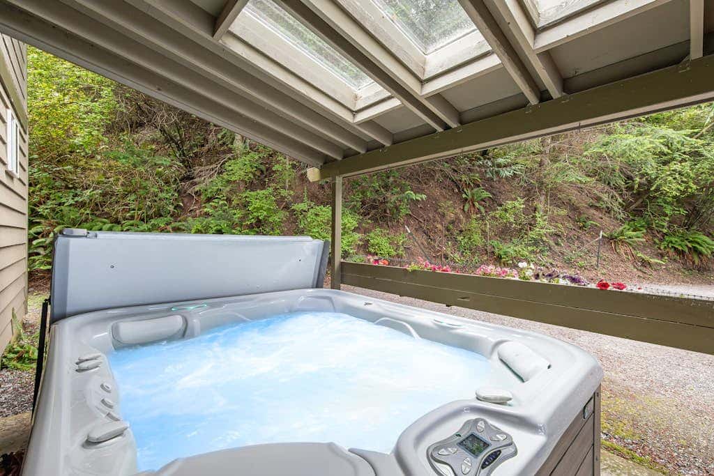 Waterfront Cabin with Hot Tub and Mountain Views in Eastsound