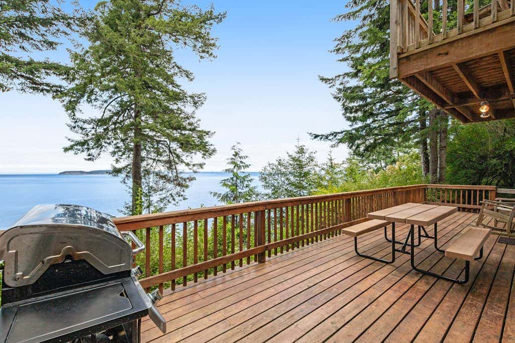Waterfront Cabin with Hot Tub and Mountain Views in Eastsound