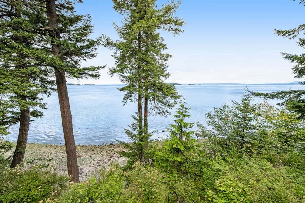 Waterfront Cabin with Hot Tub and Mountain Views in Eastsound