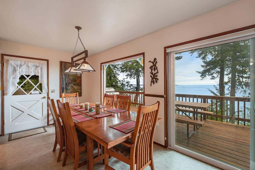 Waterfront Cabin with Hot Tub and Mountain Views in Eastsound
