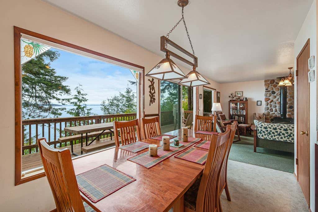 Waterfront Cabin with Hot Tub and Mountain Views in Eastsound
