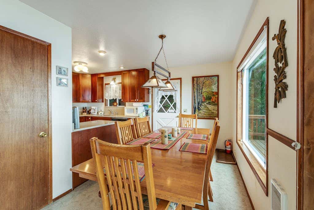 Waterfront Cabin with Hot Tub and Mountain Views in Eastsound
