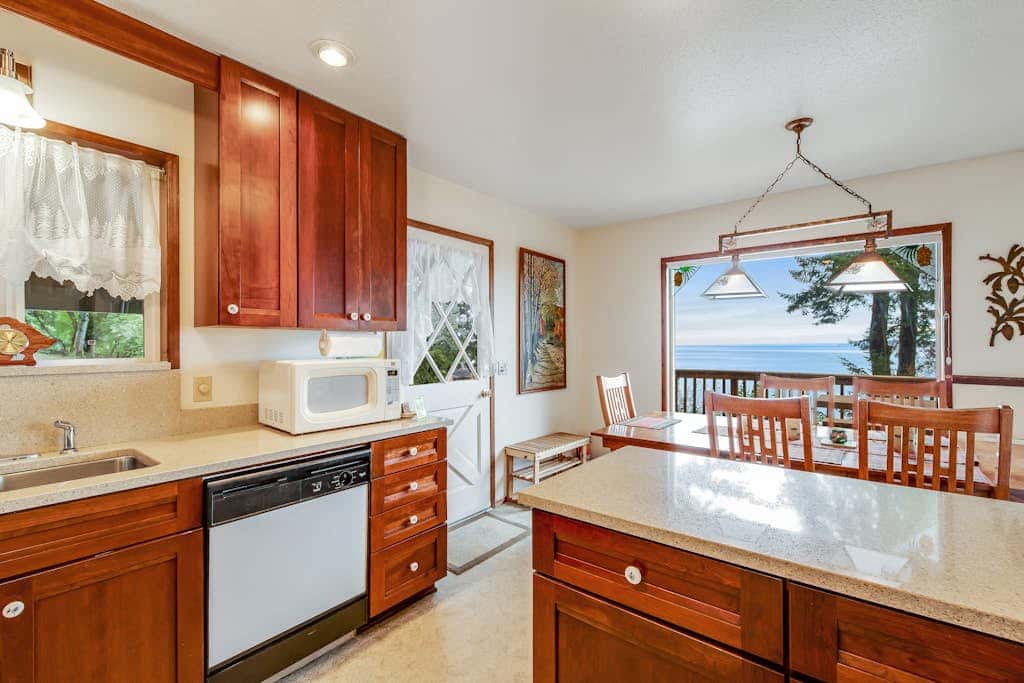 Waterfront Cabin with Hot Tub and Mountain Views in Eastsound