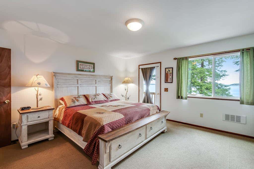 Waterfront Cabin with Hot Tub and Mountain Views in Eastsound