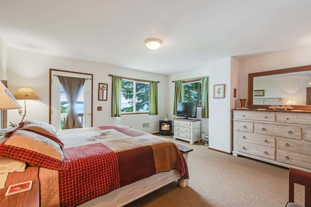 Waterfront Cabin with Hot Tub and Mountain Views in Eastsound