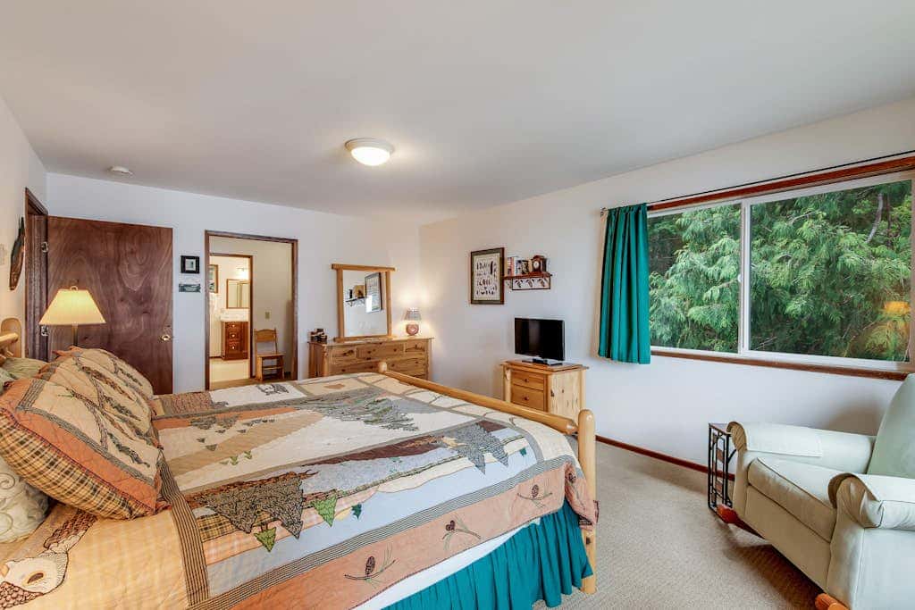 Waterfront Cabin with Hot Tub and Mountain Views in Eastsound
