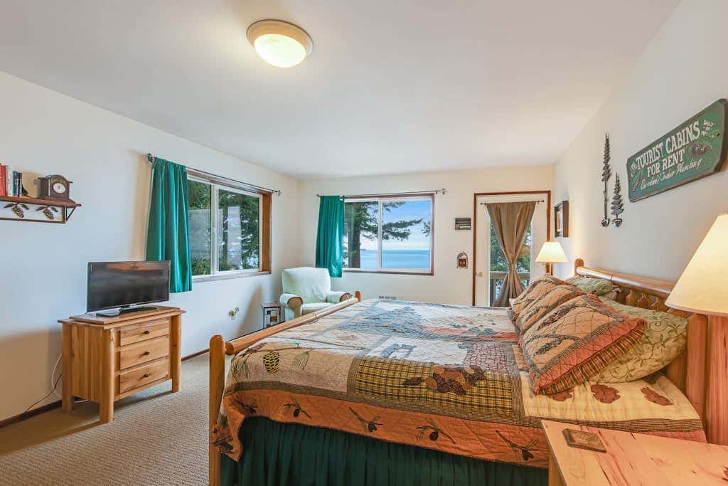 Waterfront Cabin with Hot Tub and Mountain Views in Eastsound