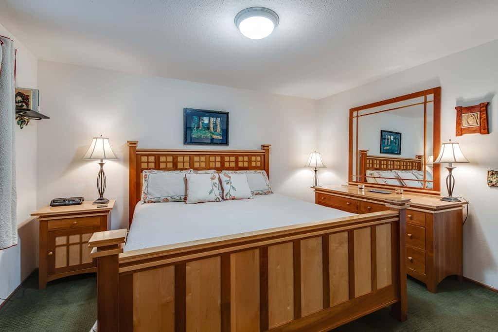Waterfront Cabin with Hot Tub and Mountain Views in Eastsound