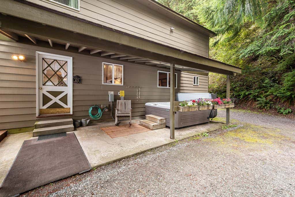 Waterfront Cabin with Hot Tub and Mountain Views in Eastsound