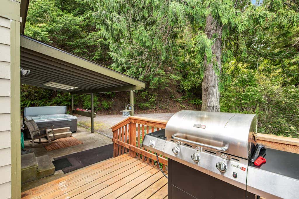 Waterfront Cabin with Hot Tub and Mountain Views in Eastsound