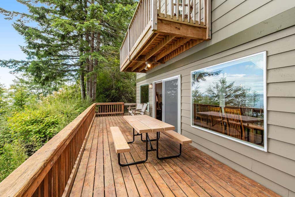 Waterfront Cabin with Hot Tub and Mountain Views in Eastsound