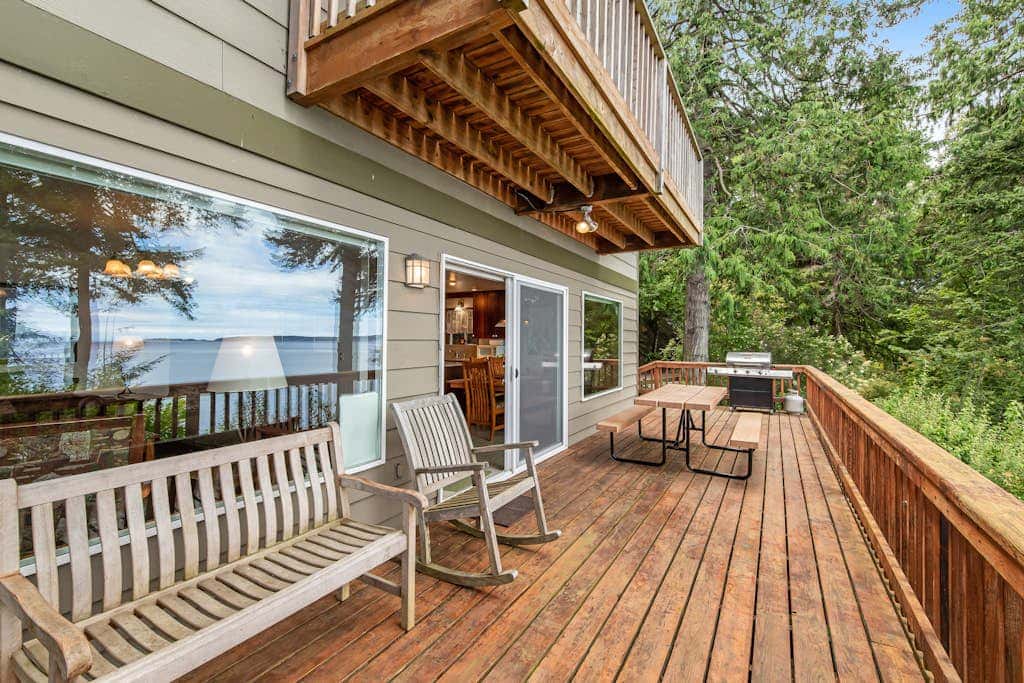 Waterfront Cabin with Hot Tub and Mountain Views in Eastsound