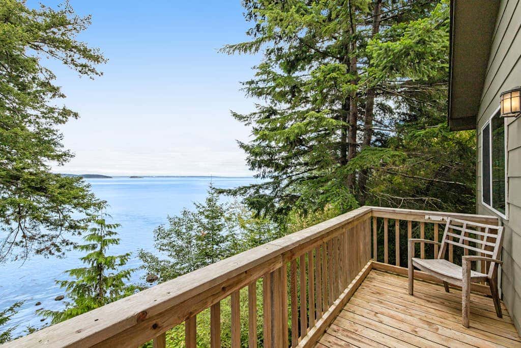 Waterfront Cabin with Hot Tub and Mountain Views in Eastsound