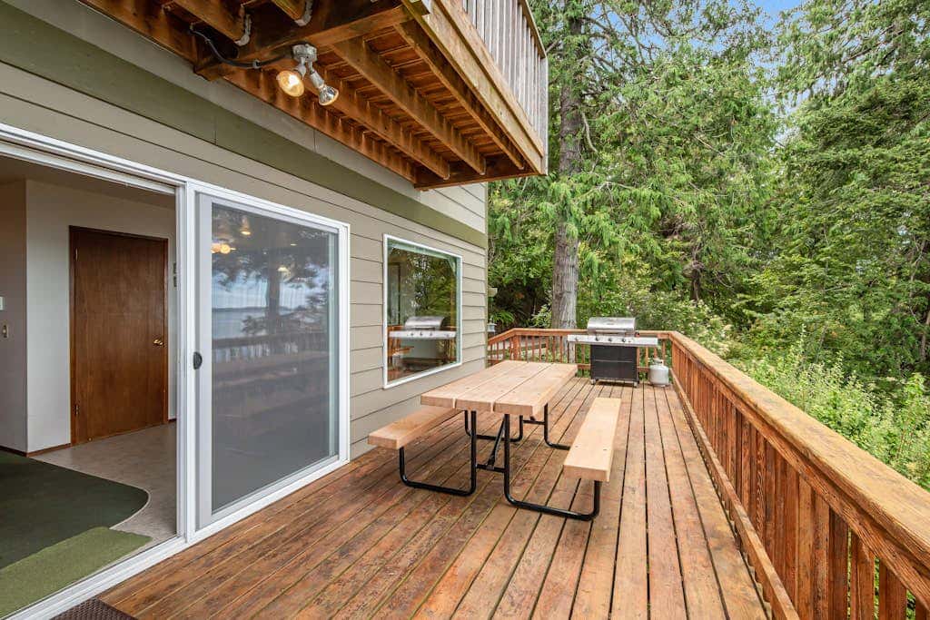 Waterfront Cabin with Hot Tub and Mountain Views in Eastsound