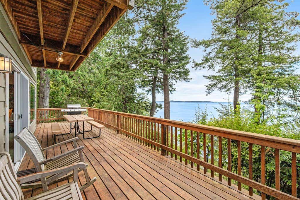 Waterfront Cabin with Hot Tub and Mountain Views in Eastsound