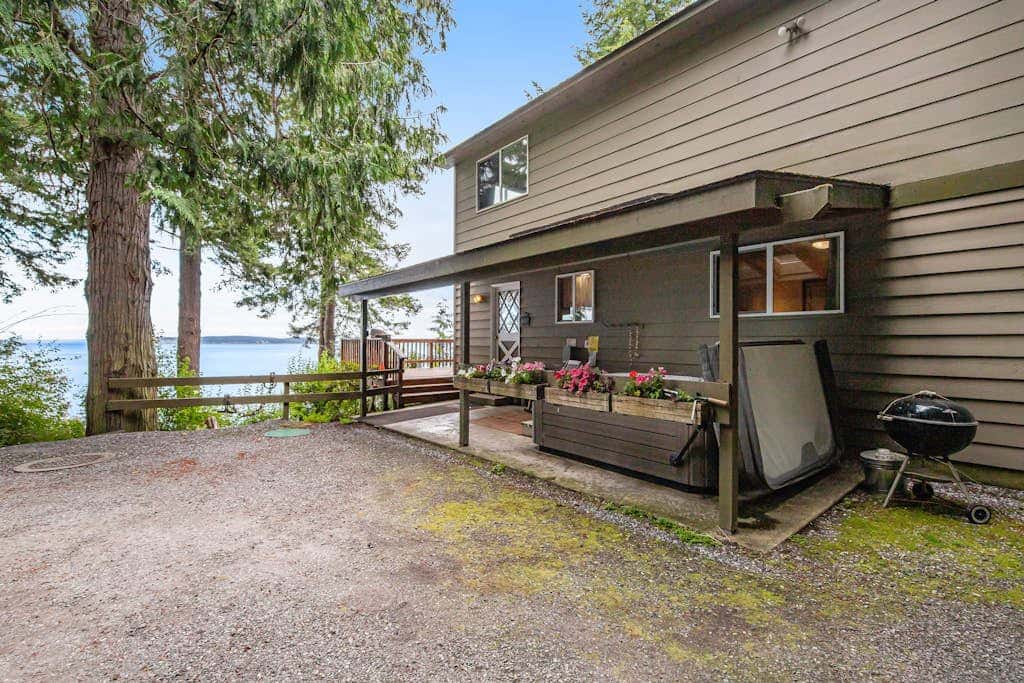 Waterfront Cabin with Hot Tub and Mountain Views in Eastsound