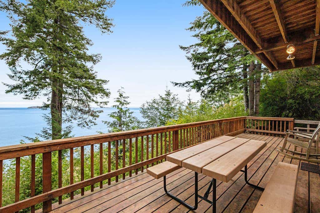 Waterfront Cabin with Hot Tub and Mountain Views in Eastsound