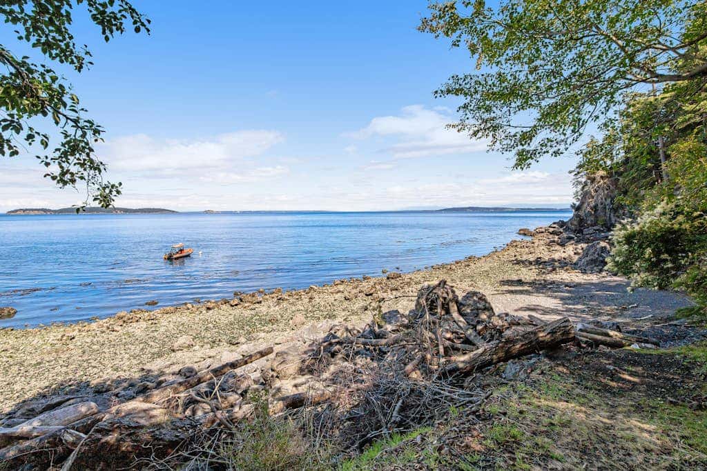 Waterfront Cabin with Hot Tub and Mountain Views in Eastsound