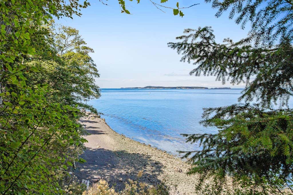 Waterfront Cabin with Hot Tub and Mountain Views in Eastsound