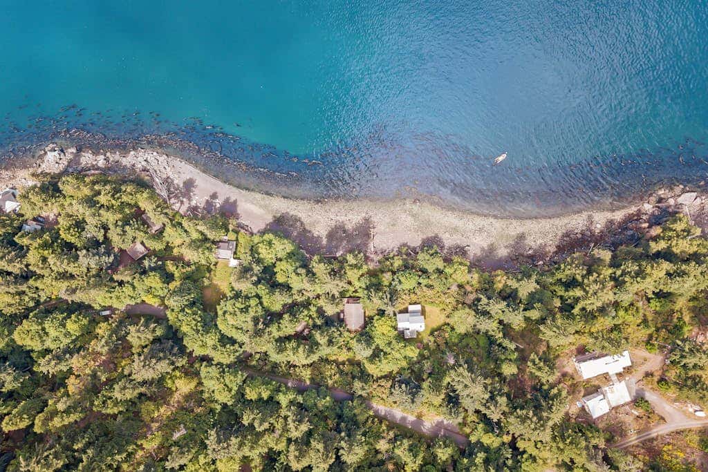 Waterfront Cabin with Hot Tub and Mountain Views in Eastsound