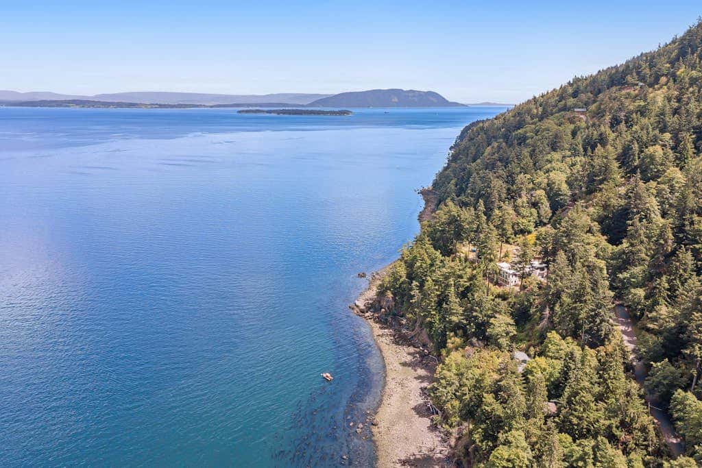 Waterfront Cabin with Hot Tub and Mountain Views in Eastsound