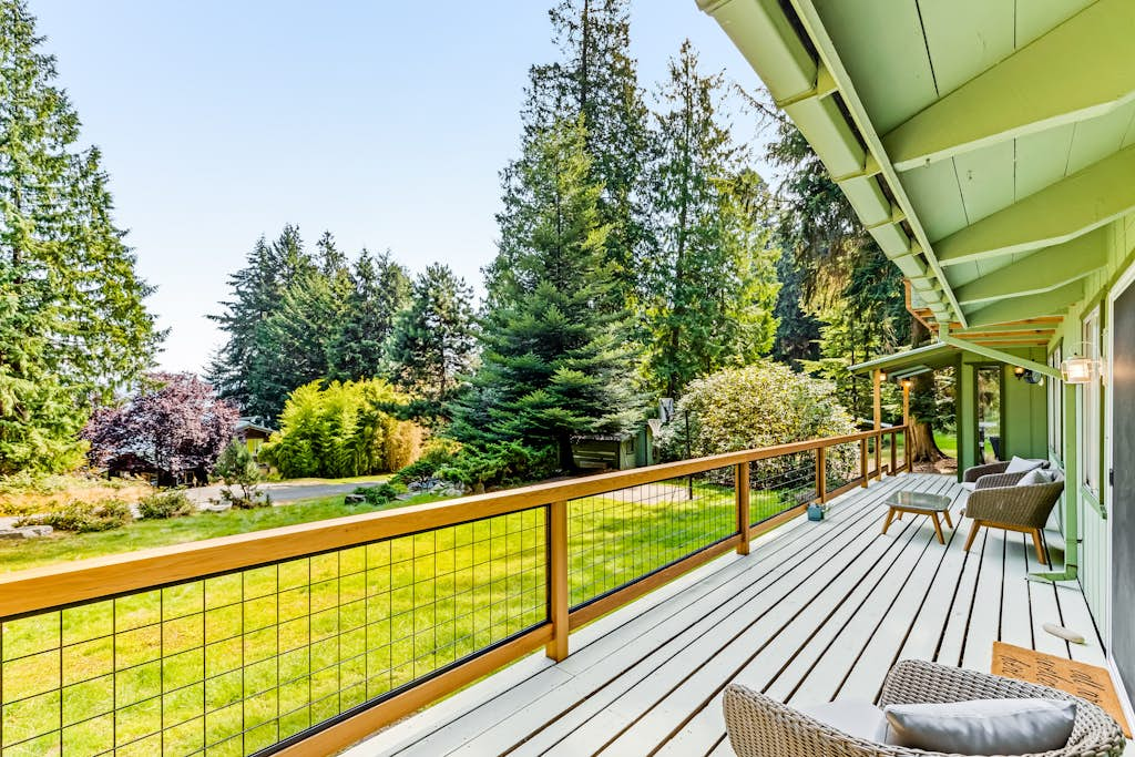 Fantastic Waterfront Retreat in Eastsound with Expansive Deck and Stylish Interior - Dog Friendly