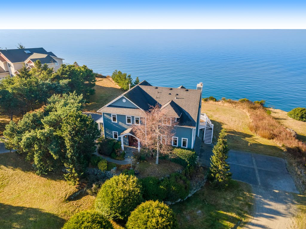 Stunning Dog Friendly Waterfront Villa with Sunset Views and Fireplace