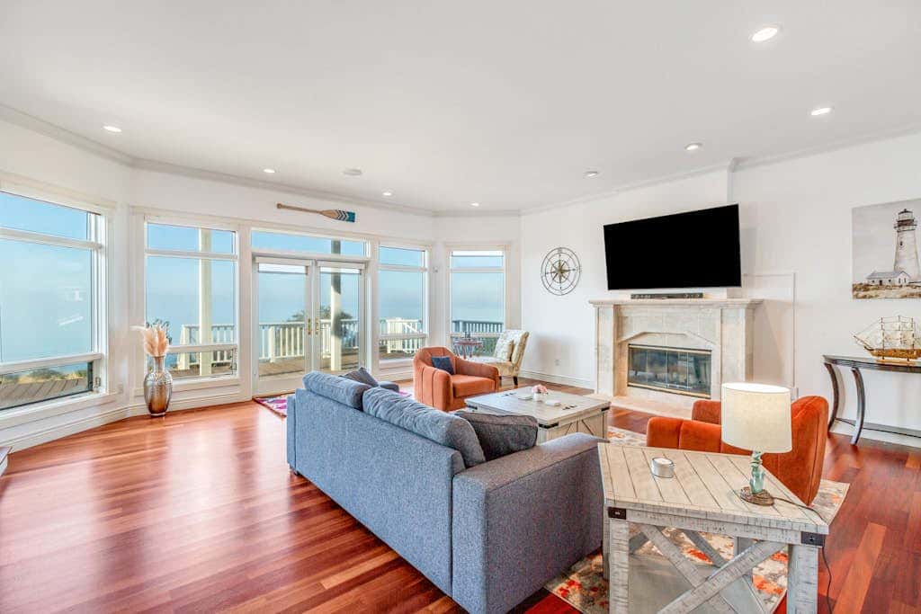 Stunning Dog Friendly Waterfront Villa with Sunset Views and Fireplace