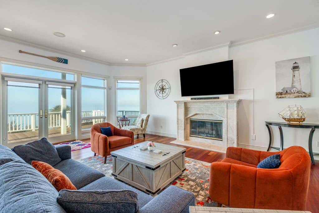 Stunning Dog Friendly Waterfront Villa with Sunset Views and Fireplace