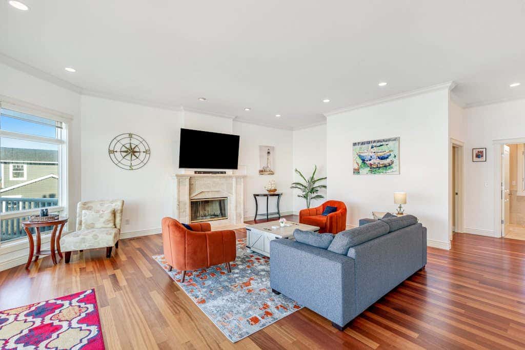 Stunning Dog Friendly Waterfront Villa with Sunset Views and Fireplace