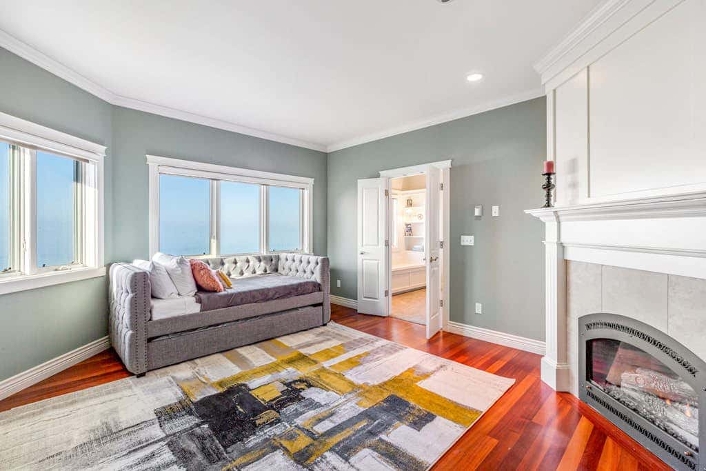 Stunning Dog Friendly Waterfront Villa with Sunset Views and Fireplace