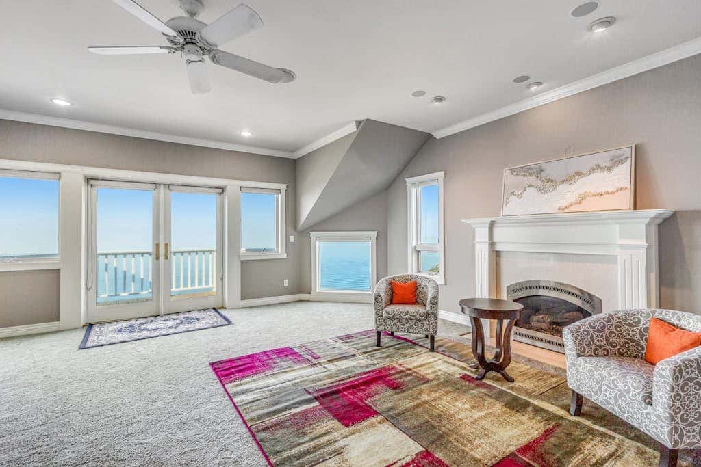 Stunning Dog Friendly Waterfront Villa with Sunset Views and Fireplace