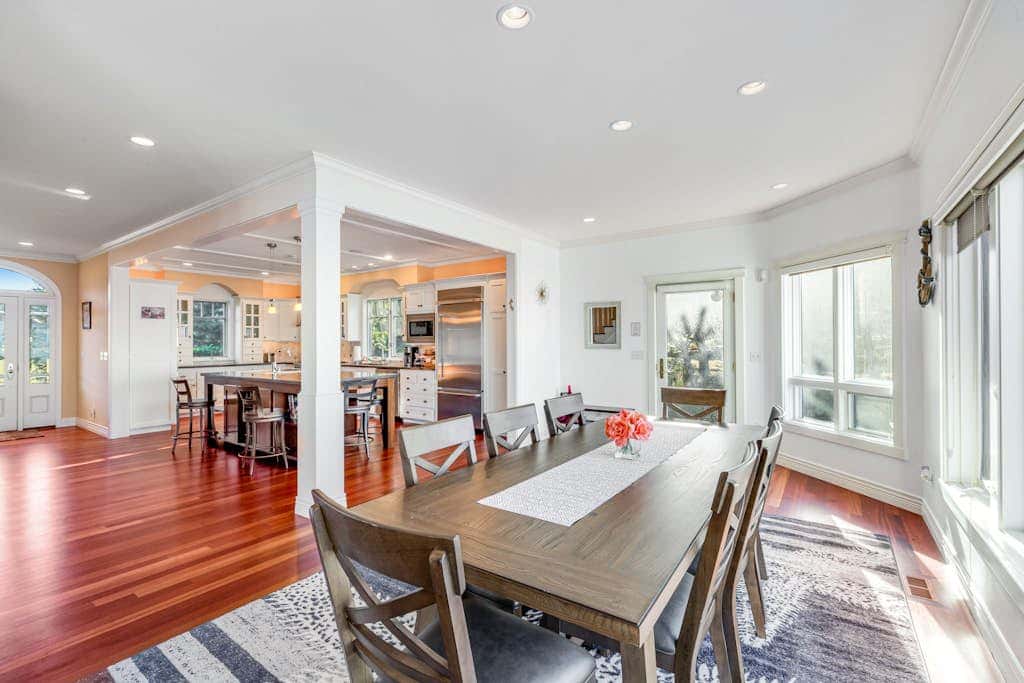 Stunning Dog Friendly Waterfront Villa with Sunset Views and Fireplace