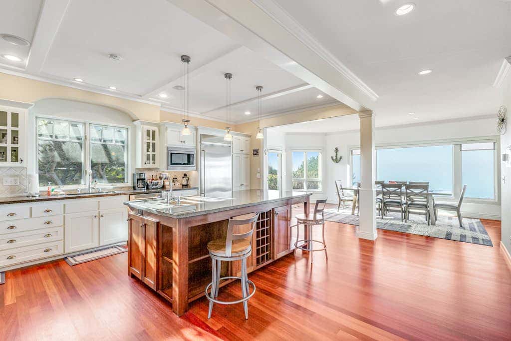 Stunning Dog Friendly Waterfront Villa with Sunset Views and Fireplace