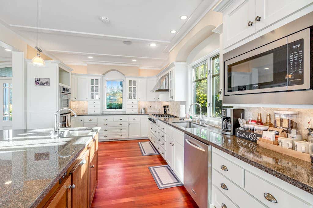 Stunning Dog Friendly Waterfront Villa with Sunset Views and Fireplace