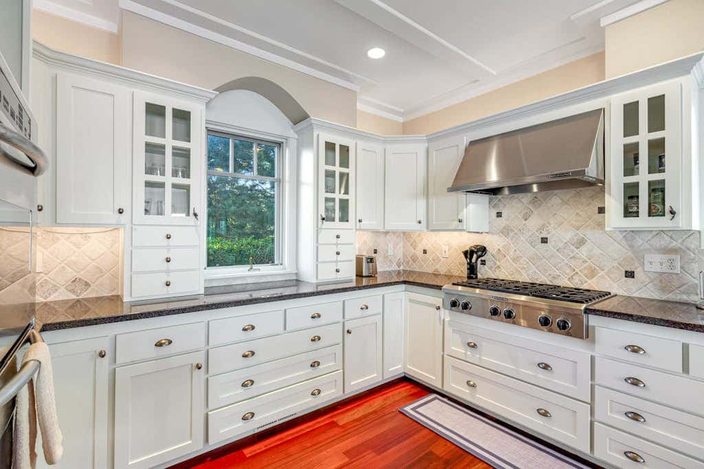 Stunning Dog Friendly Waterfront Villa with Sunset Views and Fireplace