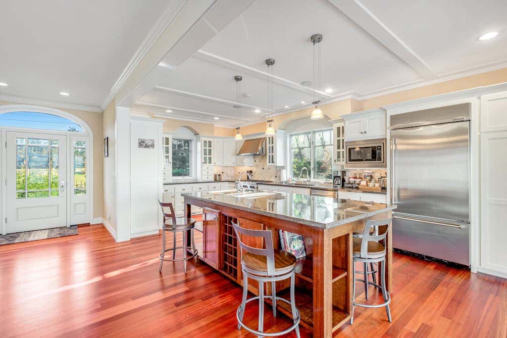 Stunning Dog Friendly Waterfront Villa with Sunset Views and Fireplace