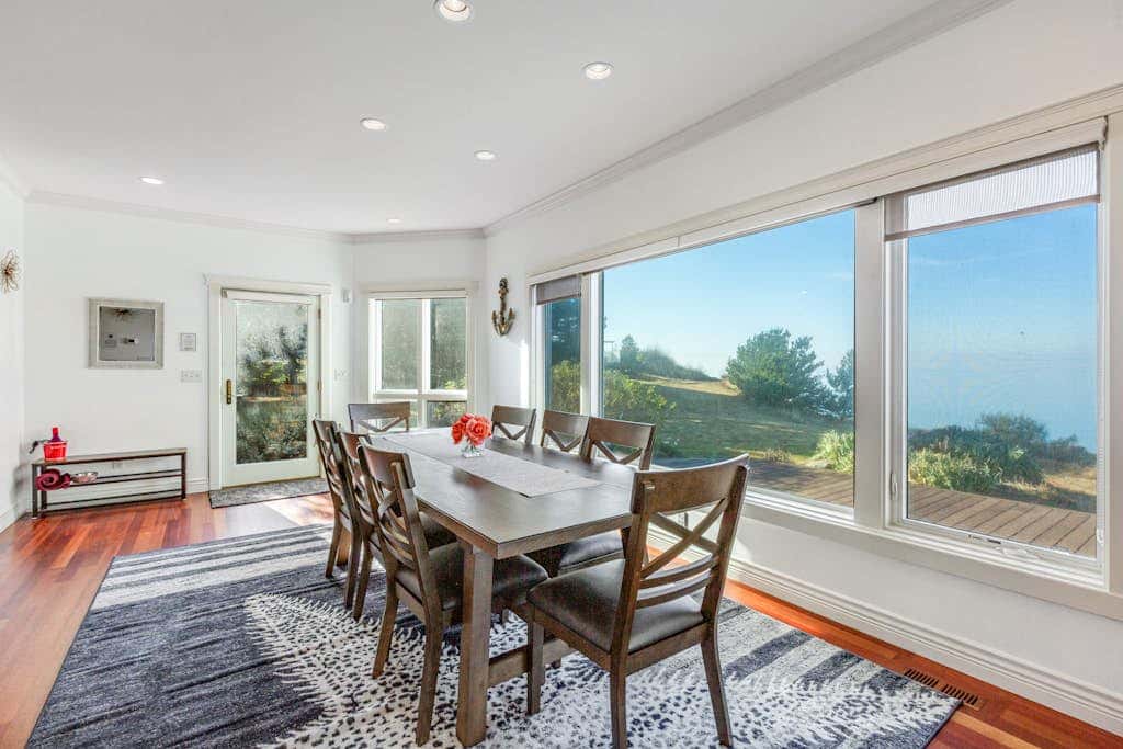 Stunning Dog Friendly Waterfront Villa with Sunset Views and Fireplace