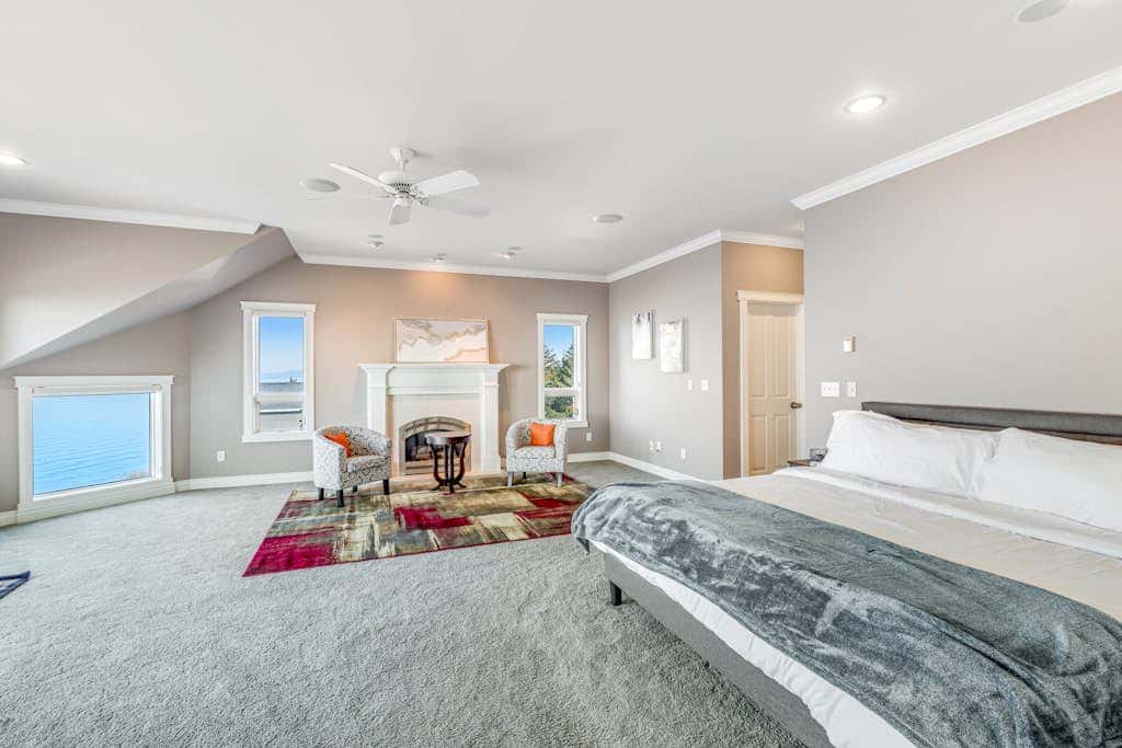Stunning Dog Friendly Waterfront Villa with Sunset Views and Fireplace