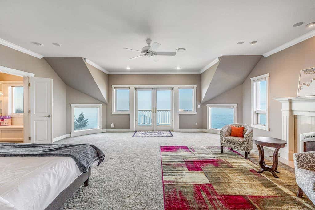 Stunning Dog Friendly Waterfront Villa with Sunset Views and Fireplace